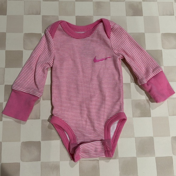 Nike Baby Girl Long Sleeve Bodysuit Onesie Bundle of 3 - Picture 5 of 10